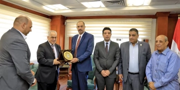 محافظ سوهاج يستقبل رئيس اللجنة البارالمبية المصرية لبحث أوجه التعاون المشترك 1 - جريدة المساء