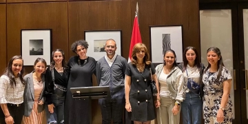 ضمن مهرجان شيكاغو السينمائي الدولي "السفيرة ندى دراز تستقبل فريق عمل فيلم "رفعت عينى للسما 1 - جريدة المساء