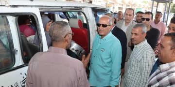 السكرتير العام لبني سويف  يتفقد انتظام حركة نقل الركاب والالتزام بتعريفة الأجرة بمواقف السيارات 1 - جريدة المساء