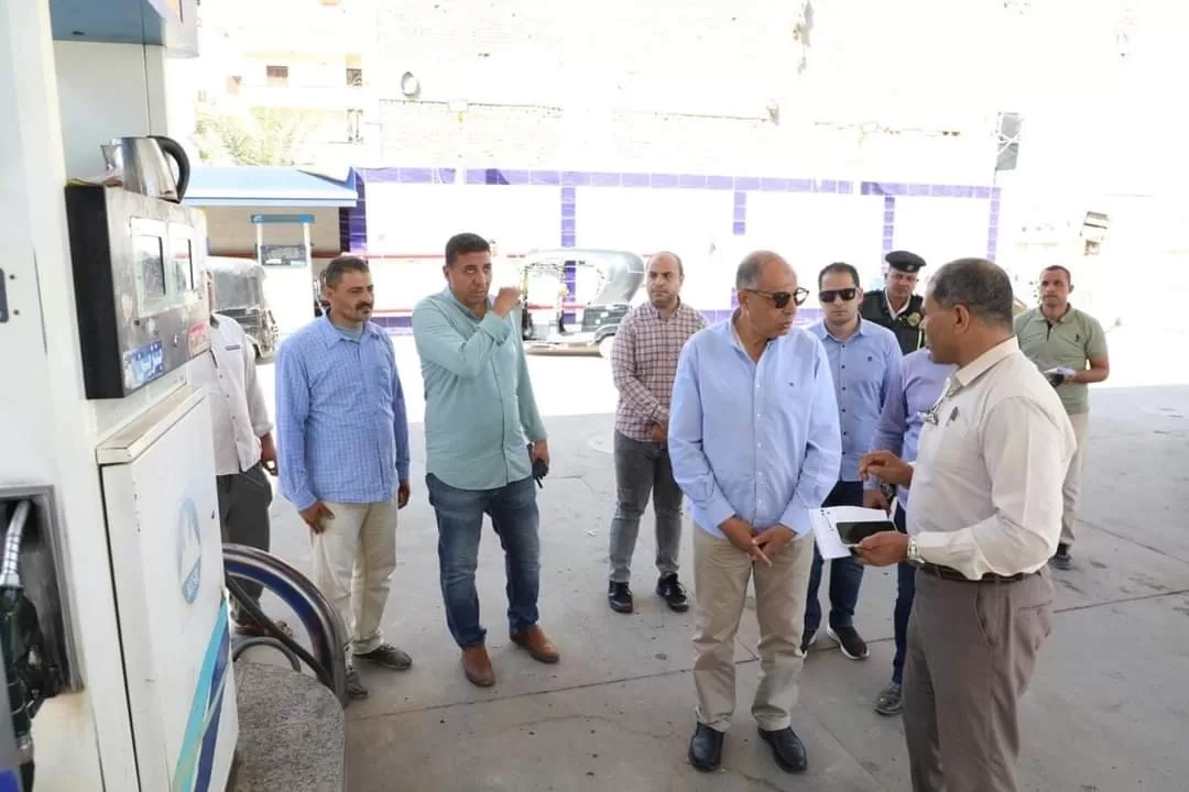 محافظ المنيا يتفقد مواقف السيارات ومحطات الوقود ويشدد على الالتزام بالتعريفة الجديدة  19 - جريدة المساء
