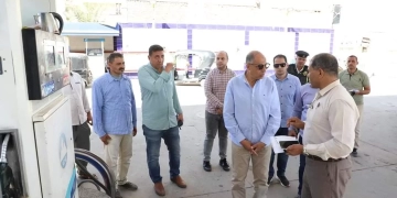 محافظ المنيا يتفقد مواقف السيارات ومحطات الوقود ويشدد على الالتزام بالتعريفة الجديدة  1 - جريدة المساء