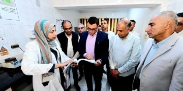 وزير الإسكان ومحافظ المنيا يتفقدان سير العمل بمحطتى تنقية مياه الشرب ومعالجة الصرف الصحى بمدينة المنيا الجديدة 1 - جريدة المساء