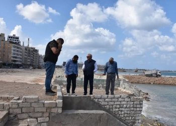 رئيس شركة مياه مطروح يتفقد المخارج البحرية و"شنايش" الأمطار استعدادا لموسم الشتاء 19 - جريدة المساء