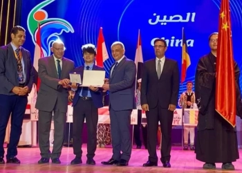 درع وزارة الثقافة إلى معهد "كونفوشيوس" بجامعة القناة 24 - جريدة المساء