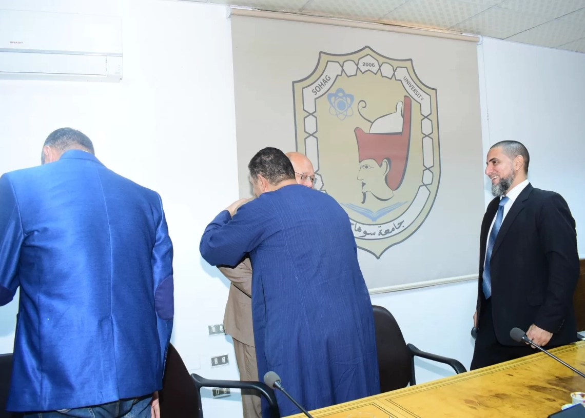 أهالي قرية الصلعا تكرم رئيس جامعة سوهاج علي مجهوداته في دعم مدرسة تحفيظ القرآن الكريم 19 - جريدة المساء