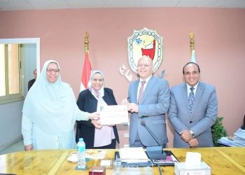 النعماني يكرم الكليات الفائزة في مسابقة أفضل كلية في خدمة المجتمع وتنمية البيئة بجامعة سوهاج 25 - جريدة المساء