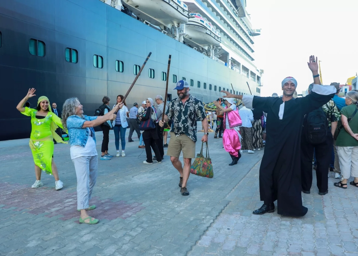 بالطبل والمزمار استقبال حافل للسفينه السياحية Nieuw Statendam 19 - جريدة المساء