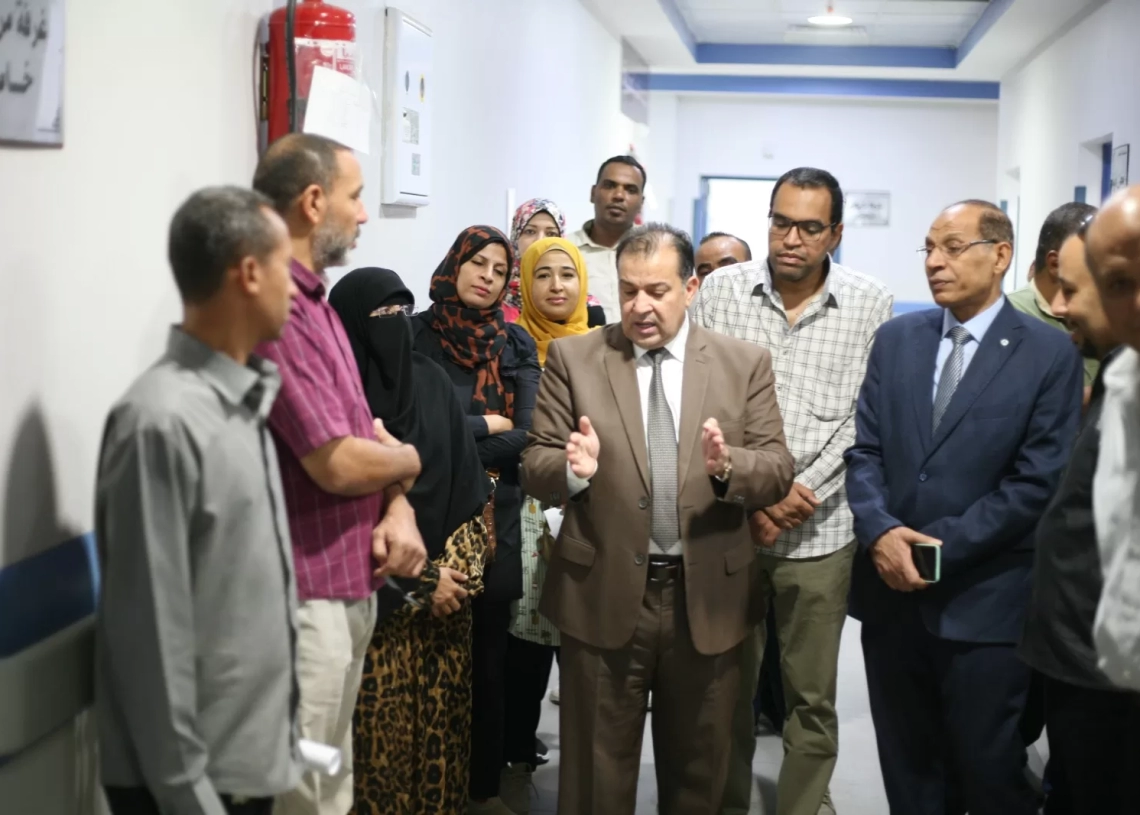 رئيس جامعة جنوب الوادي يتفقد وحدة المناظير بالمستشفى الجامعي 19 - جريدة المساء