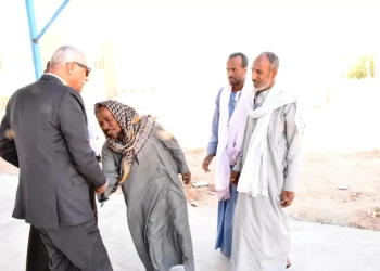 محافظ أسوان يستمع لأهالى قرى وادى كركر ويوجه المسئولين لتلبيتها 24 - جريدة المساء