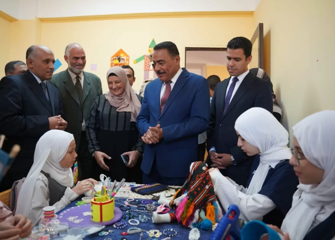 محافظ مطروح يهدي ٥٠ حقيبة مدرسية لطلاب مدرسة ابوبكر الصديق بسيوة 17 - جريدة المساء