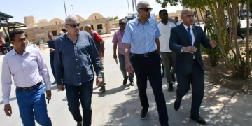 محافظ أسوان يتابع ميدانياً إنتظام حركة التجارة والسفر بميناء قسطل البرى على الحدود المصرية السودانية 1 - جريدة المساء