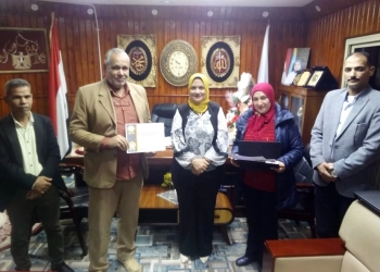 وكيل وزارة تعليم مطروح تجتمع مع أعضاء تقويم الأداء المهني بالتعليم الفني وتمنحهم شهادات تقديرية 26 - جريدة المساء