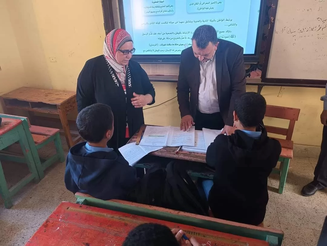 "أبو النور" في جولة بمدارس ههيا.. شارك الطلاب تحية العلم وتابع شرح المدرسين بالفصول 43 - جريدة المساء