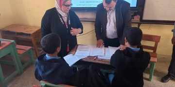 "أبو النور" في جولة بمدارس ههيا.. شارك الطلاب تحية العلم وتابع شرح المدرسين بالفصول 25 - جريدة المساء