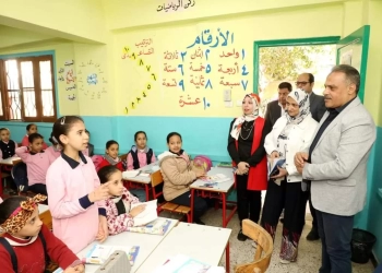 محافظ الشرقية يُتابع سير إنتظام العملية التعليمة بمدارس القنايات واجري حورا أبويا مع الطلاب 18 - جريدة المساء