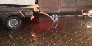 الدفع بفرق الطوارئ لرفع تجمعات مياه الأمطار بميادين مطروح 1 - جريدة المساء