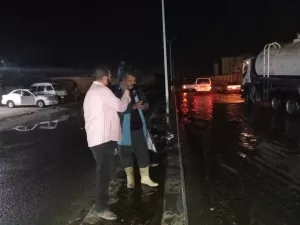 الدفع بفرق الطوارئ لرفع تجمعات مياه الأمطار بميادين مطروح 20 - جريدة المساء