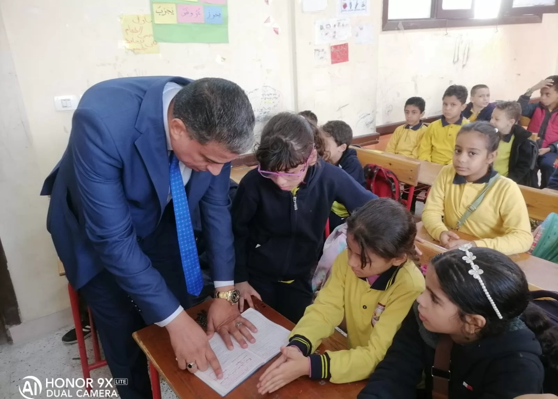 استمرارا للزيارات الميدانية.. وكيل وزارة تعليم الجيزة يتجول في عدة مدراس بالعمرانية لمتابعة انضباط العملية التعليمية 18 - جريدة المساء