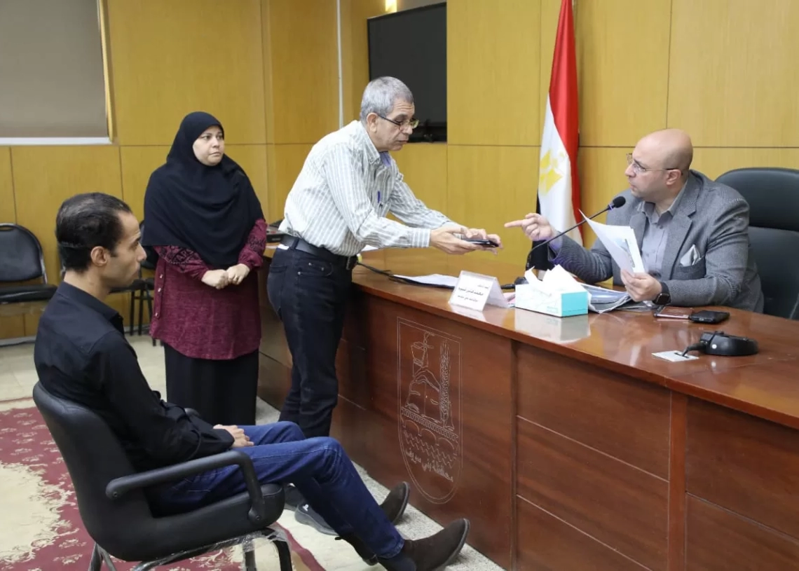 في اللقاء الأسبوعي لمحافظ بني سويف: تكليف لجنة لدراسة مدى احتياج وصلة الطريق الصحروي ببني سليمان الشرقية لعمل مطبات 17 - جريدة المساء