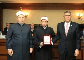 محافظ الجيزة يكرم الإمام المثالي الشيخ شريف إبراهيم لرده ربع مليون جنيه محولة إلي حسابه بالخطأ 17 - جريدة المساء