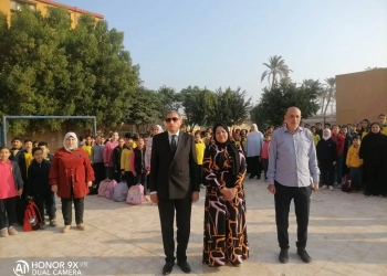 وكيل وزارة تعليم الجيزة يجازي معلما ويكافيء مديرا خلال زيارته اليوم لمدراس الهرم 30 - جريدة المساء