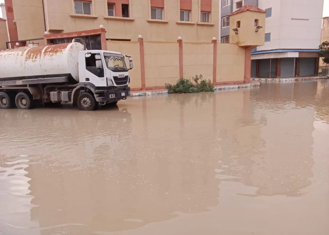 فرق طوارئ مطروح تعمل ليل نهار للتعامل مع استغاثات الاهالي بإزالة تراكمات مياه الأمطار 18 - جريدة المساء فرق طوارئ مطروح تعمل ليل نهار للتعامل مع استغاثات الاهالي بإزالة تراكمات مياه الأمطار 17 - جريدة المساء