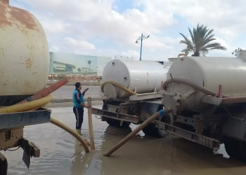 فرق الطوارئ تواصل رفع تجمعات مياه الأمطار بالطريق الدولي بمرسى مطروح 19 - جريدة المساء