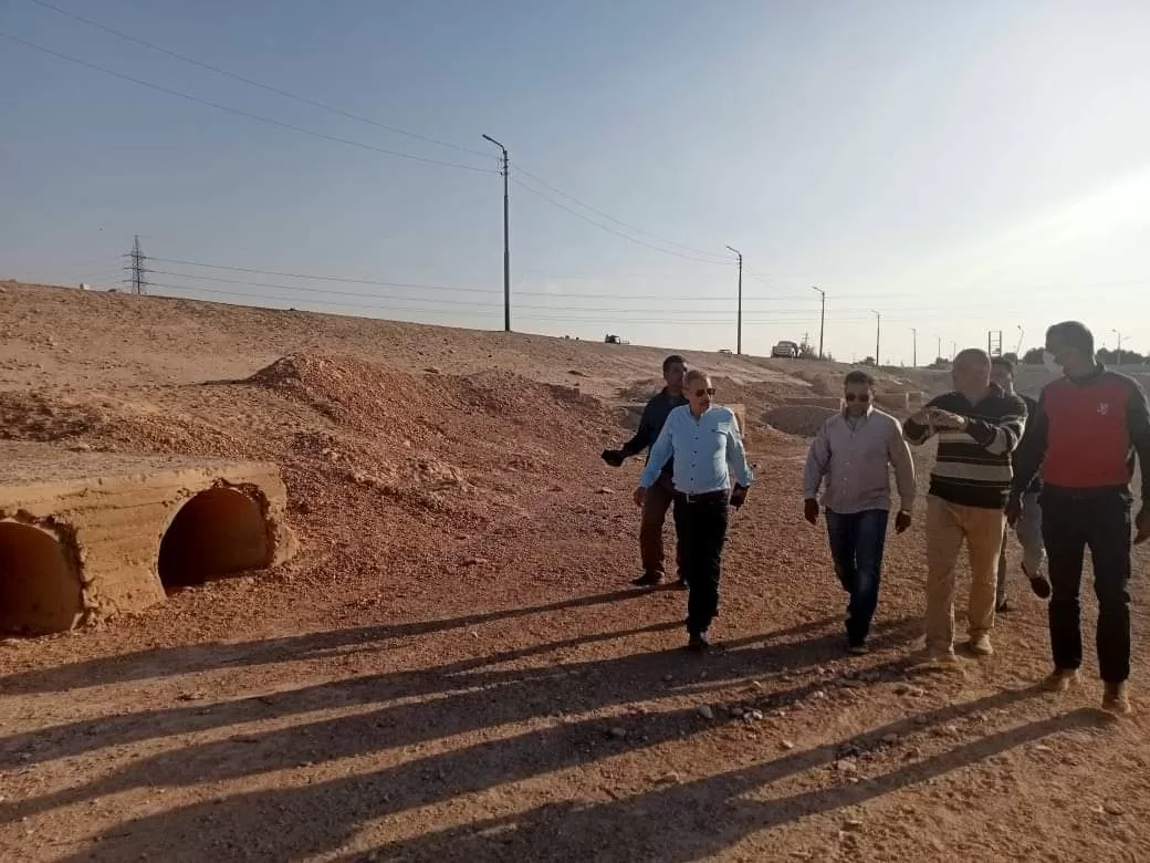 رئيس مدينة مطاي يتفقد مخرات السيول للاطمئنان على جاهزيتها لموسم الأمطار 19 - جريدة المساء