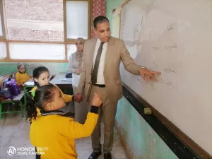"تعليم الجيزة" علي قدم وساق | وكيل الوزارة يزور اليوم عدة مدارس بالعياط والصف ويختبر مستوي الصغار في القراءة والكتابة 23 - جريدة المساء