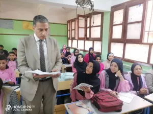 "تعليم الجيزة" علي قدم وساق | وكيل الوزارة يزور اليوم عدة مدارس بالعياط والصف ويختبر مستوي الصغار في القراءة والكتابة 25 - جريدة المساء