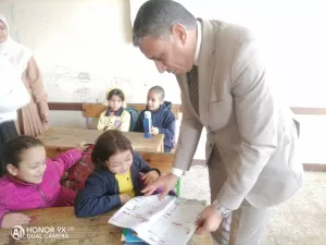 "تعليم الجيزة" علي قدم وساق | وكيل الوزارة يزور اليوم عدة مدارس بالعياط والصف ويختبر مستوي الصغار في القراءة والكتابة 27 - جريدة المساء