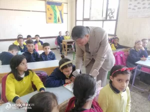 "تعليم الجيزة" علي قدم وساق | وكيل الوزارة يزور اليوم عدة مدارس بالعياط والصف ويختبر مستوي الصغار في القراءة والكتابة 29 - جريدة المساء