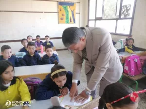 "تعليم الجيزة" علي قدم وساق | وكيل الوزارة يزور اليوم عدة مدارس بالعياط والصف ويختبر مستوي الصغار في القراءة والكتابة 33 - جريدة المساء
