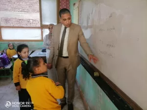"تعليم الجيزة" علي قدم وساق | وكيل الوزارة يزور اليوم عدة مدارس بالعياط والصف ويختبر مستوي الصغار في القراءة والكتابة 37 - جريدة المساء