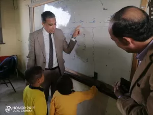 "تعليم الجيزة" علي قدم وساق | وكيل الوزارة يزور اليوم عدة مدارس بالعياط والصف ويختبر مستوي الصغار في القراءة والكتابة 39 - جريدة المساء