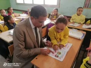 "تعليم الجيزة" علي قدم وساق | وكيل الوزارة يزور اليوم عدة مدارس بالعياط والصف ويختبر مستوي الصغار في القراءة والكتابة 41 - جريدة المساء