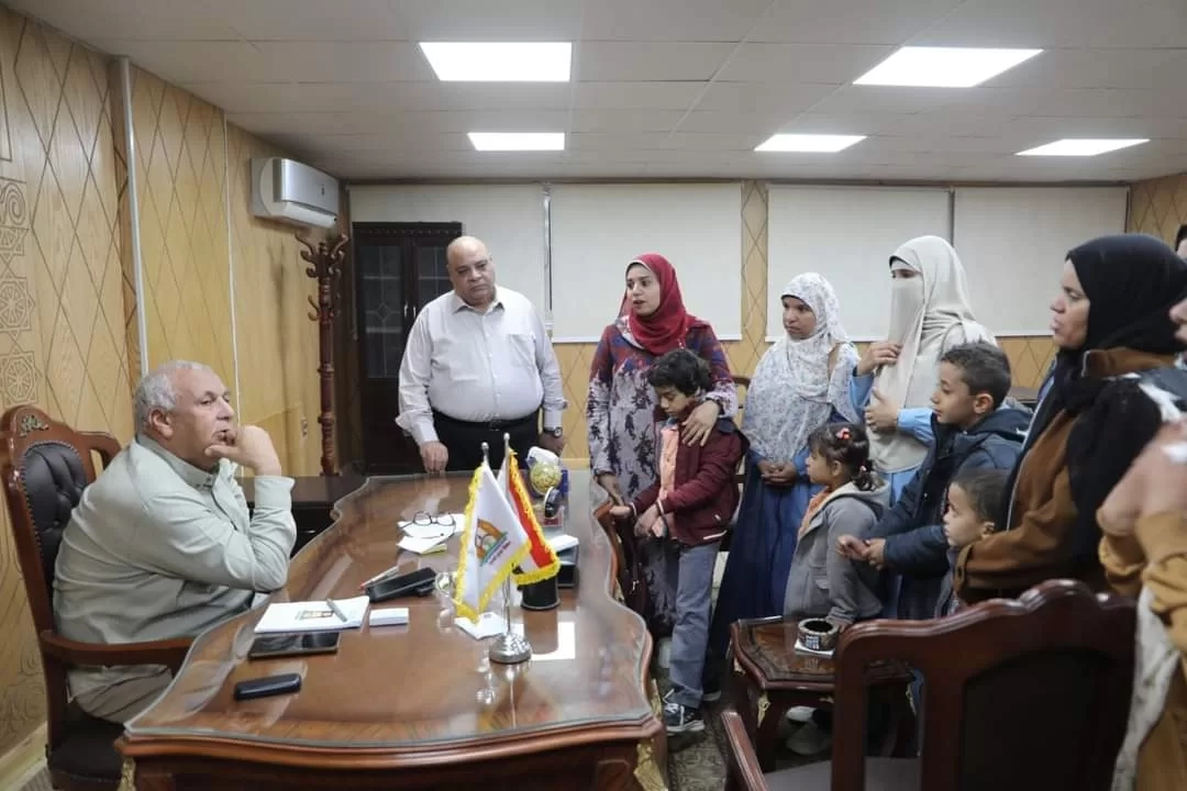 "الزملوط" يلتقي معلمات الفرافرة ويوجه بسد العجز عن طريق الحصة 18 - جريدة المساء