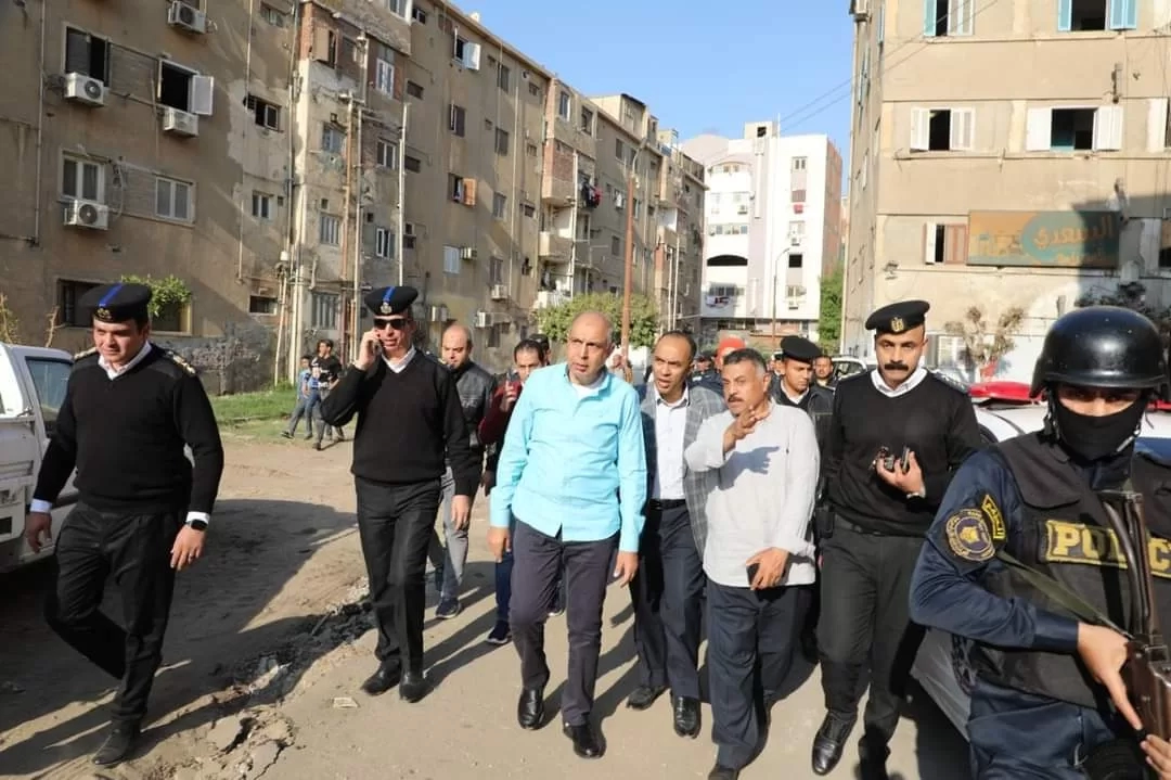 محافظ المنيا يتابع التزام المحلات التجارية بعدم التعدي على الأرصفة 18 - جريدة المساء