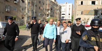 محافظ المنيا يتابع التزام المحلات التجارية بعدم التعدي على الأرصفة 1 - جريدة المساء