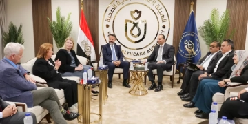 د.أحمد السبكي التقي مدير شركة "تاكيدا مصر" وممثلي هيئة الخدمات الصحية البريطانية لبحث تعزيز التعاون لخدمة مرضى الأورام 2 - جريدة المساء د.أحمد السبكي التقي مدير شركة "تاكيدا مصر" وممثلي هيئة الخدمات الصحية البريطانية لبحث تعزيز التعاون لخدمة مرضى الأورام 1 - جريدة المساء