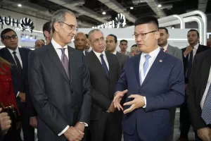 وزير الاتصالات يزور جناح هواوى 19 - جريدة المساء