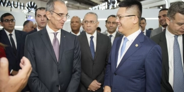 وزير الاتصالات يزور جناح هواوى 1 - جريدة المساء