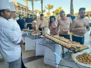 فنادق الغردقة تحتفل باليوم العالمى "للبقلاوة" وسط إقبال كبير من السائحين 23 - جريدة المساء