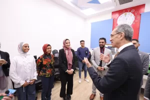 خلال زيارته لمركز إبداع مصر الرقمية "كريتيفا" أسوان الدكتور/ عمرو طلعت وزير الاتصالات وتكنولوجيا المعلومات يشهد إطلاق برنامج لتعزيز بيئة ريادة الأعمال فى صعيد مصر 17 - جريدة المساء