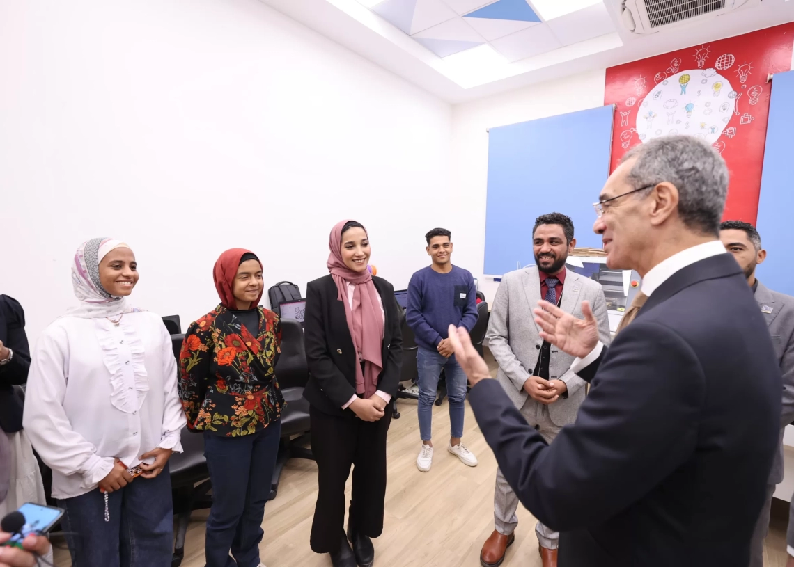 خلال زيارته لمركز إبداع مصر الرقمية "كريتيفا" أسوان الدكتور/ عمرو طلعت وزير الاتصالات وتكنولوجيا المعلومات يشهد إطلاق برنامج لتعزيز بيئة ريادة الأعمال فى صعيد مصر 15 - جريدة المساء