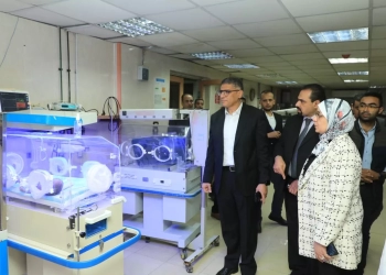 بالصور-محافظ الجيزة يتفقد مستشفى إمبابة العام للتأكد من تواجد الأطقم الطبية خلال النوبتجيات المسائية 16 - جريدة المساء