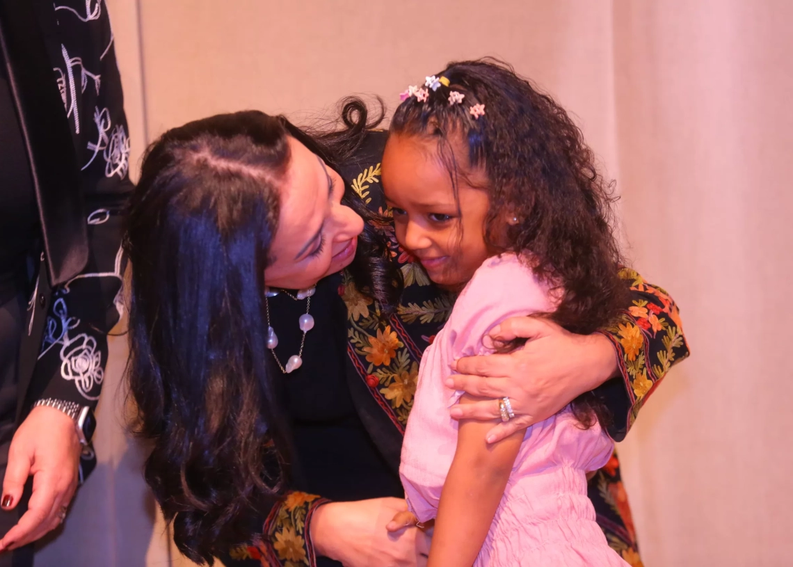 إغلاق 9 دور أيتام غير مؤهلة وتوسيع نظام الأسر البديلة 16 - جريدة المساء د. مايا مرسى وزيرة التضامن الاجتماعى مع أحد الأطفال