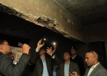 بالصور- محافظ الجيزة يتفقد مساكن أرض عزيز عزت بامبابة.. لحل مشكلة تسرب المياه 29 - جريدة المساء