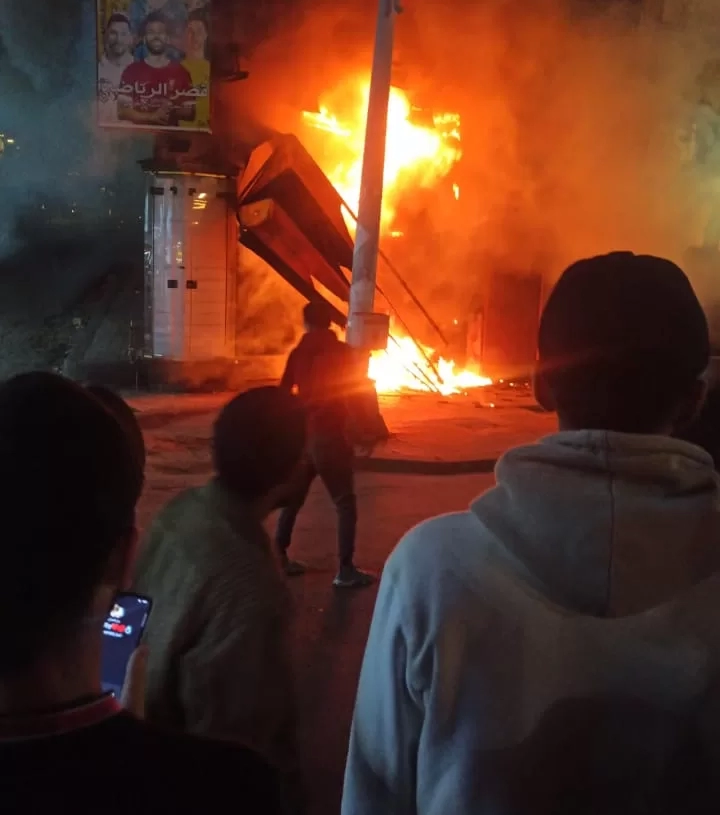 السيطرة علي حريق هائل بمحل للملابس الرياضية بمحطة الرمل بالاسكندرية 27 - جريدة المساء