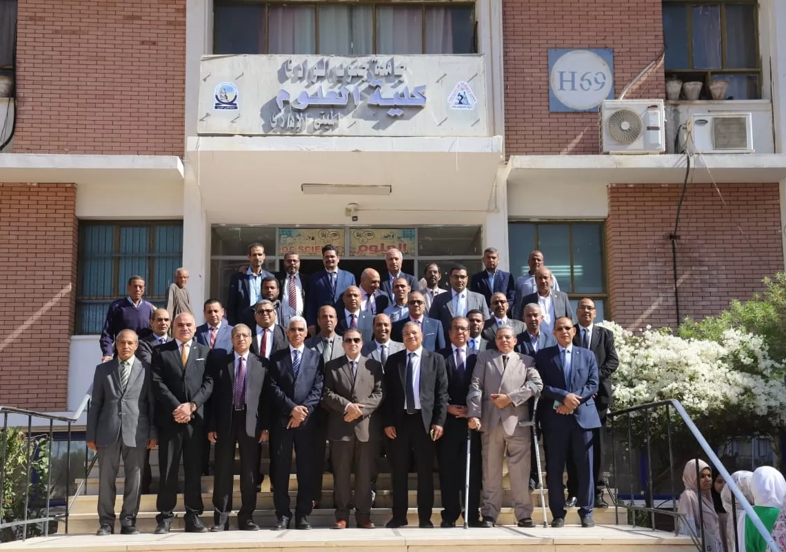 رئيس جامعة جنوب الوادي يفتتح مشروعات تطويرية جديدة بكلية العلوم 19 - جريدة المساء